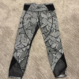 Lululemon size 8 black and white leggings. 25 inch inseam